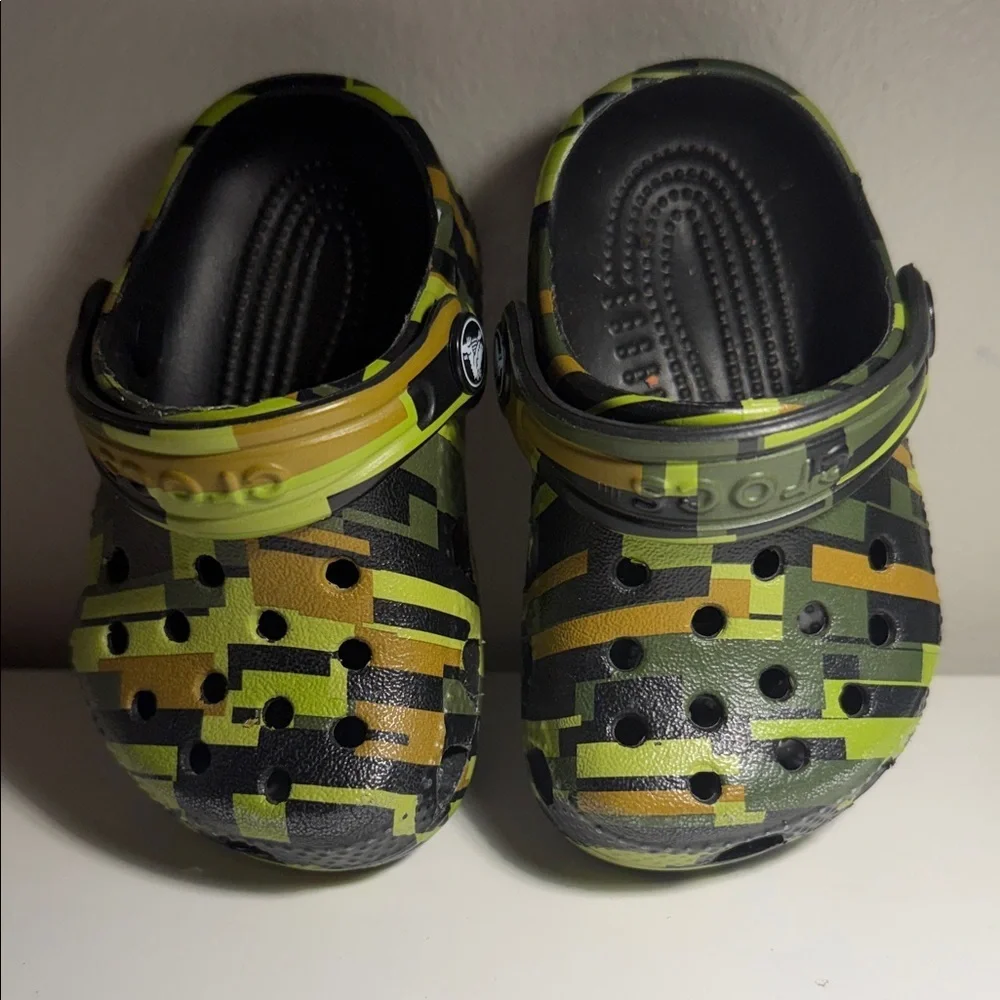CROCS Kids Green and Black Patterned Clogs